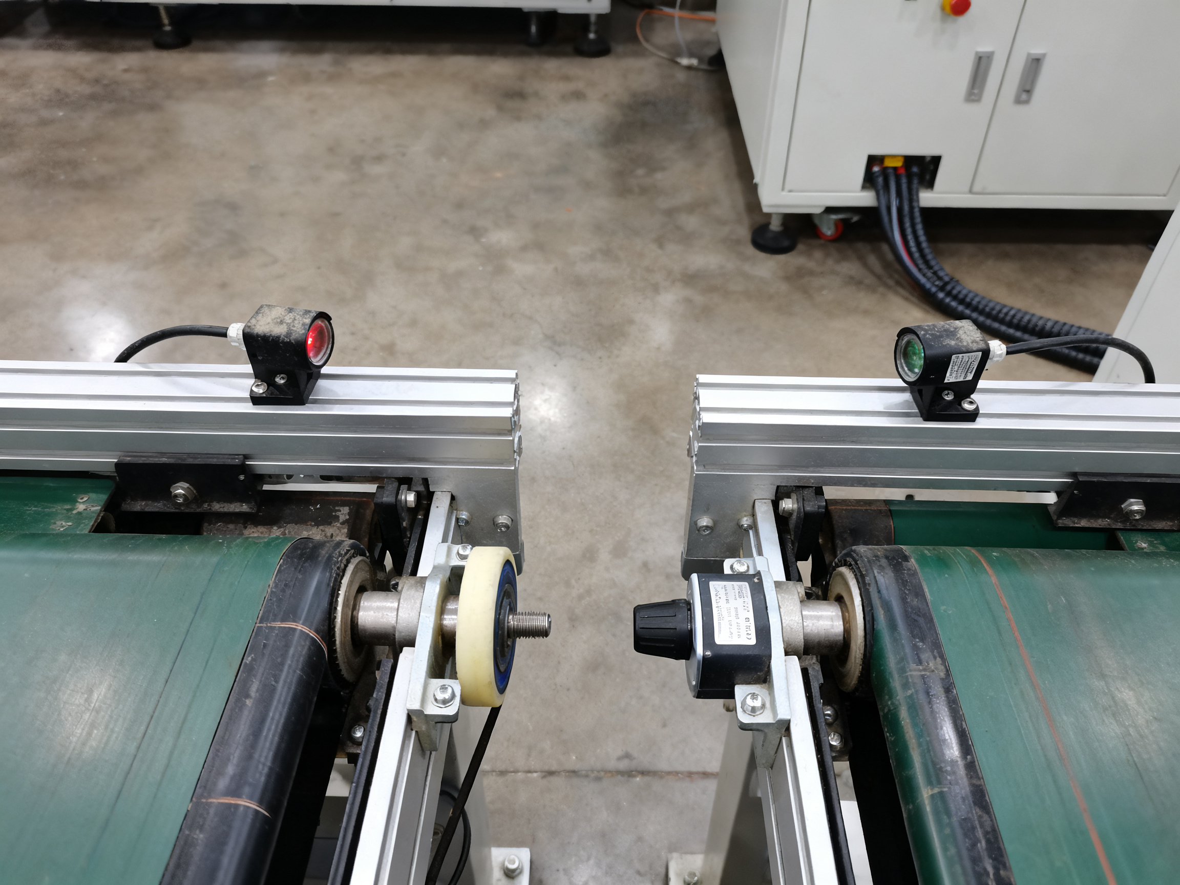 How Line Speed Synchronization Works in SMT Lines: Signals, Timing, Ethernet Control, and Failure Diagnosis2 - S&M Co.Ltd Close up documentary view of conveyor transfer zone between two smt machines sho.